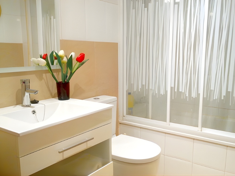 Eixample apartment bathroom before Bizflats Home Makeover