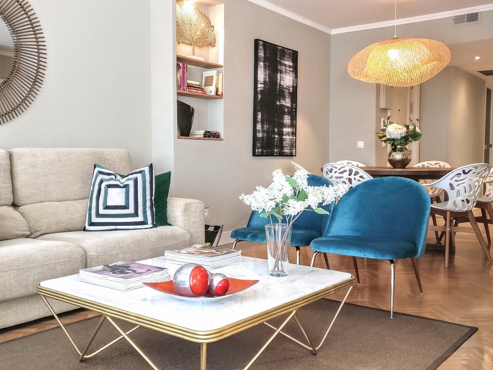 Spacious and elegant living room in a 3-bedroom furnished apartment in Barcelona, located in Sant Gervasi